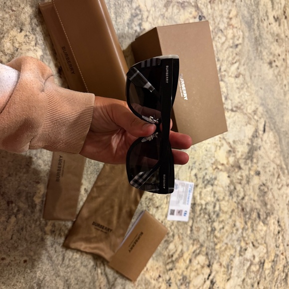 New with Tags Burberry Check Sunglasses - Picture 3 of 6